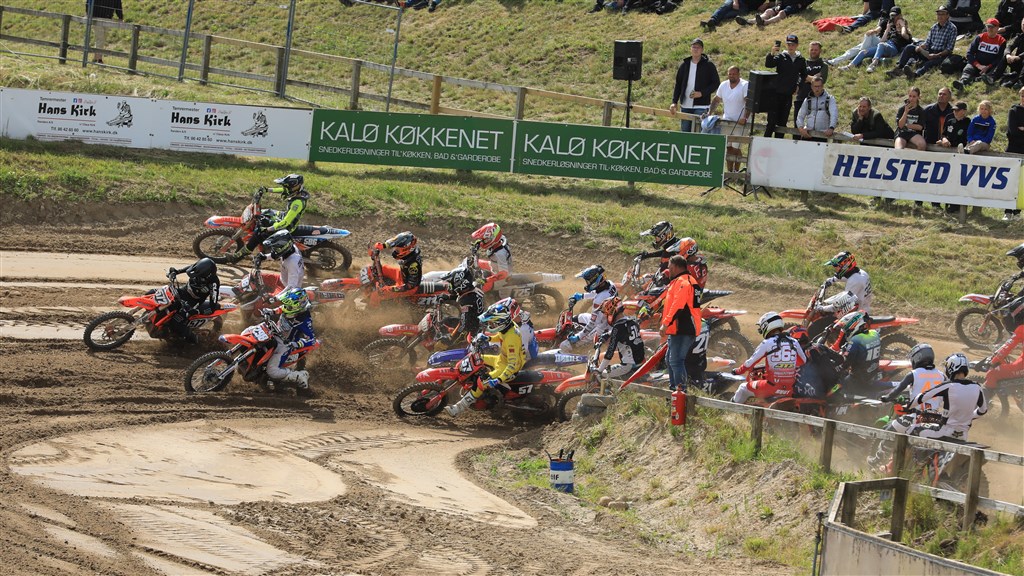 Tæt kamp i første sving i MX2-klassen
(Foto: Klaus Rasmussen)